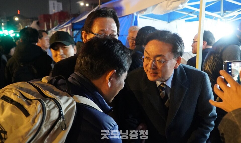 15일 오후 서울 광화문 앞에서 내란수괴 윤석열 파면 촉구 범시민대회가 개최됐다. 조국혁신당 신장식 의원이 천막농성장 앞에서 시민들과 인사를 하고 있다. (사진=굿모닝충청 설인호 기자)