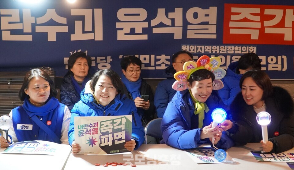  15일 오후 서울 광화문 앞에서 내란수괴 윤석열 파면 촉구 범시민대회가 개최됐다. 더불어민주당 천막 풍경. 앞쪽 왼쪽부터 박지혜 의원, 황정아 의원, 이지은 서울 마포지역위원장, 백승아 의원.  (사진=굿모닝충청 설인호 기자)