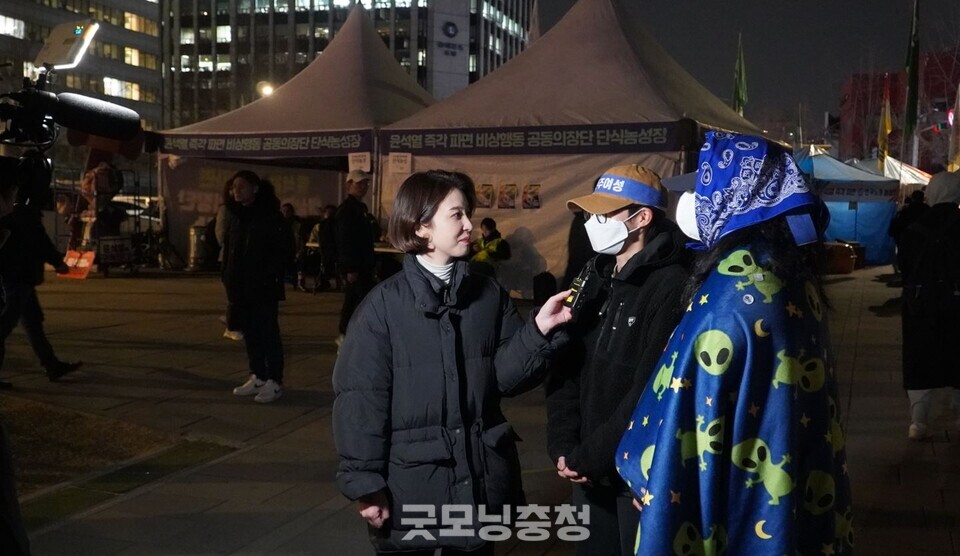 15일 오후 서울 광화문 앞에서 내란수괴 윤석열 파면 촉구 범시민대회가 개최됐다. 더불어민주당 안귀령 대변인이 시민 인터뷰를 하고 있다. (사진=굿모닝충청 설인호 기자)