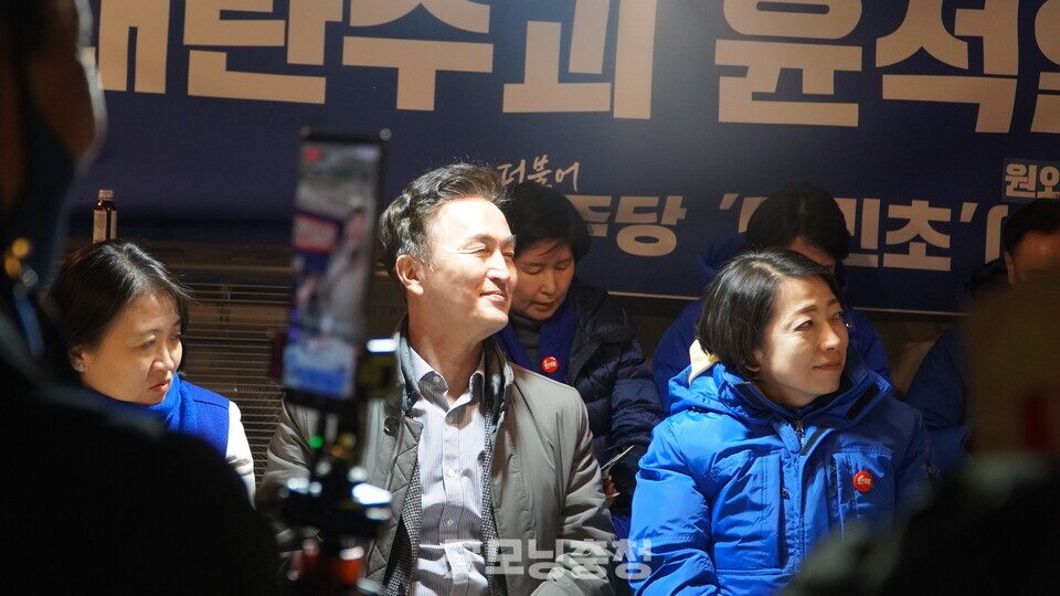 15일 오후 서울 광화문 앞에서 내란수괴 윤석열 파면 촉구 범시민대회가 개최됐다. 더불어민주당 류삼영 민주당 동작을 지역위원장이 천막농성장을 찾은 시민들의 발언을 청취하고 있다. (사진=굿모닝충청 설인호 기자)