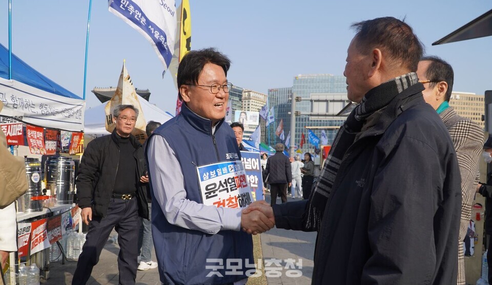 15일 오후 서울 광화문 앞에서 내란수괴 윤석열 파면 촉구 범시민대회가 개최됐다. 조국혁신당 황운하 원내대표가 시민과 인사를 나누고 있다. (사진=굿모닝충청 설인호 기자)