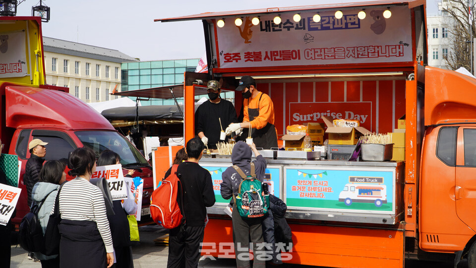 16일 오후 서울 종로 광화문 동십자각 일대에서 '100만 시민 총집중의 날' 집회가 열렸다. 2시 경 안국역 인근에서 먼저 열린 촛불문화제에서는 다수의 푸드트럭이 시민들에게 무료로 음식을 제공했다. (사진=굿모닝충청 설인호 기자)