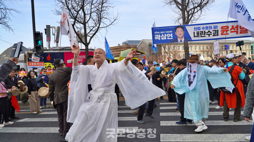 16일 오후 서울 종로 광화문 동십자각 일대에서 '100만 시민 총집중의 날' 집회가 열렸다. 2시 경 안국역 인근에서 먼저 열린 촛불문화제가 끝난 후 하유 스님이 촛불풍물단 장단에 맞춰 춤을 추고 있다. (사진=굿모닝충청 설인호 기자)