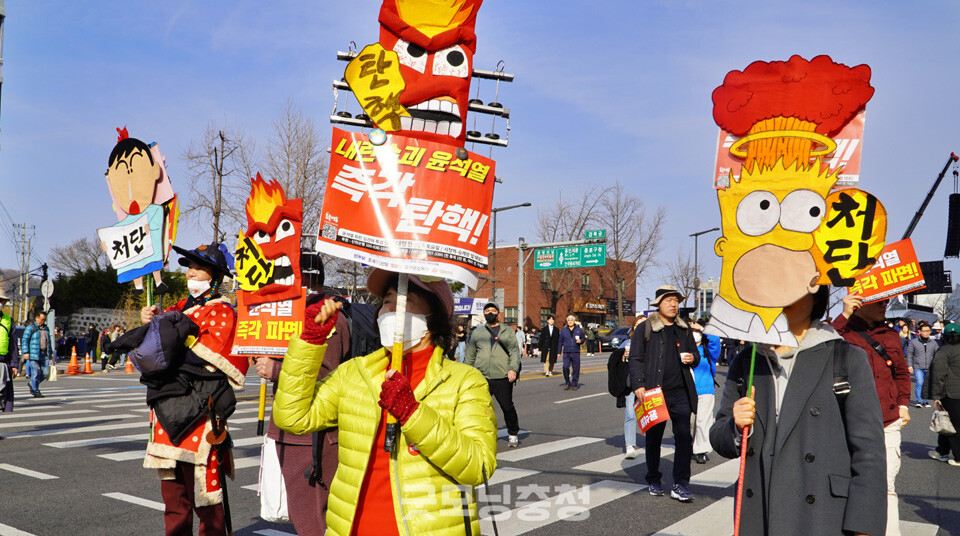 16일 오후 서울 종로 광화문 동십자각 일대에서 '100만 시민 총집중의 날' 집회가 열렸다. 2시 경 먼저 열린 촛불문화제에 참석한 시민들이 광화문으로 이동하고 있다. (사진=굿모닝충청 설인호 기자)