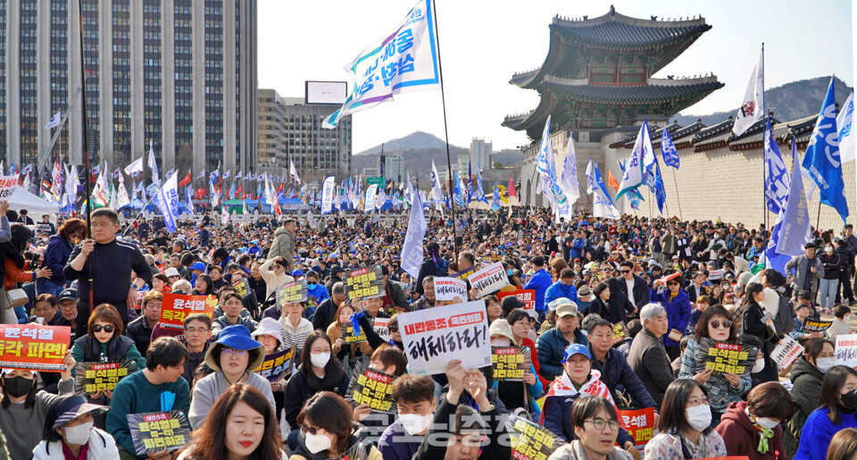 16일 오후 서울 종로 광화문 동십자각 일대에서 '100만 시민 총집중의 날' 집회가 열렸다. 광화문 앞 집회에 결집한 시민들. (사진=굿모닝충청 설인호 기자)