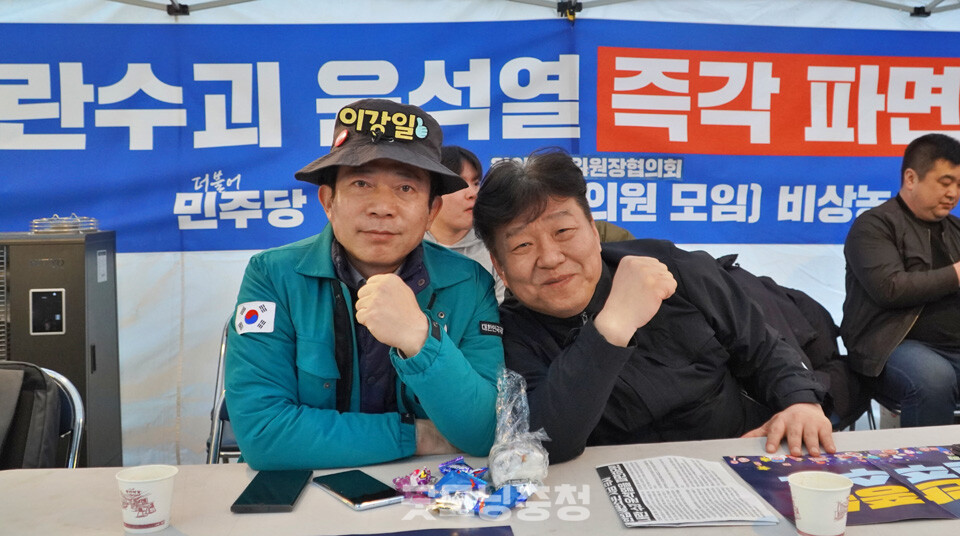 16일 오후 서울 종로 광화문 동십자각 일대에서 '100만 시민 총집중의 날' 집회가 열렸다. 더불어민주당 이강일 의원(왼쪽)과 양문석 의원. (사진=굿모닝충청 설인호 기자)