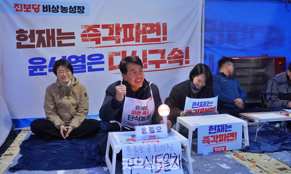 16일 오후 서울 종로 광화문 동십자각 일대에서 '100만 시민 총집중의 날' 집회가 열렸다. 왼쪽부터 진보당 정혜경 의원, 윤종오 의원, 김재연 대표. (사진=굿모닝충청 설인호 기자)