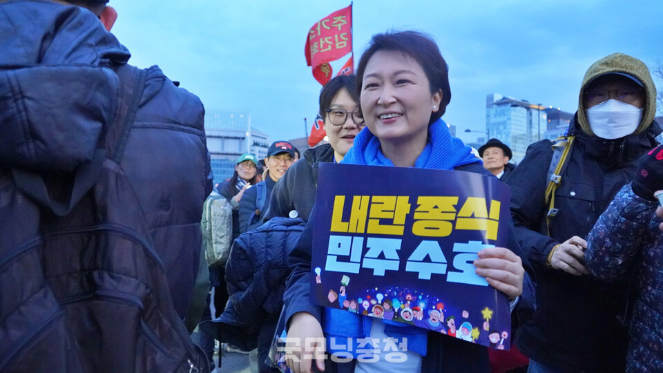 16일 오후 서울 종로 광화문 동십자각 일대에서 '100만 시민 총집중의 날' 집회가 열렸다. 더불어민주당 이언주 의원. (사진=굿모닝충청 설인호 기자)