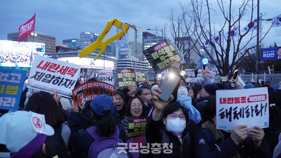 16일 오후 서울 종로 광화문 동십자각 일대에서 '100만 시민 총집중의 날' 집회가 열렸다. 헌법재판소 앞으로 행진 중인 시민들.(사진=굿모닝충청 설인호 기자)