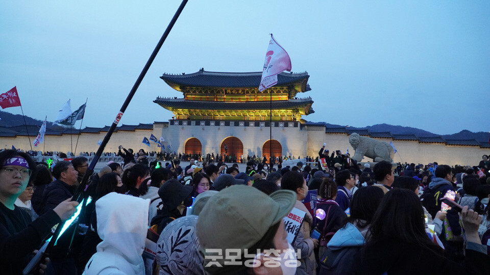 16일 오후 서울 종로 광화문 동십자각 일대에서 '100만 시민 총집중의 날' 집회가 열렸다. 헌법재판소 앞으로 행진 중인 시민들.(사진=굿모닝충청 설인호 기자)