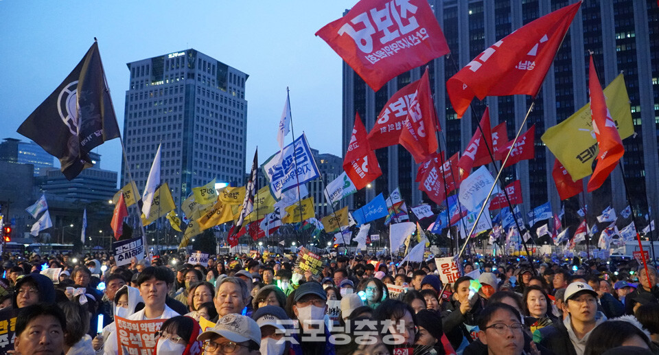 16일 오후 서울 종로 광화문 동십자각 일대에서 '100만 시민 총집중의 날' 집회가 열렸다. 헌법재판소 앞으로 행진 중인 시민들.(사진=굿모닝충청 설인호 기자)