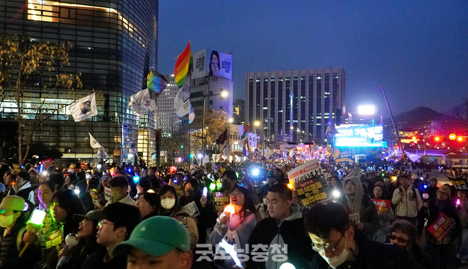 16일 오후 서울 종로 광화문 동십자각 일대에서 '100만 시민 총집중의 날' 집회가 열렸다. 헌법재판소 앞으로 행진 중인 시민들.(사진=굿모닝충청 설인호 기자)