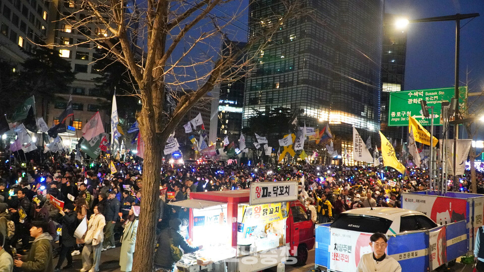 16일 오후 서울 종로 광화문 동십자각 일대에서 '100만 시민 총집중의 날' 집회가 열렸다. 헌법재판소 앞으로 행진 중인 시민들.(사진=굿모닝충청 설인호 기자)