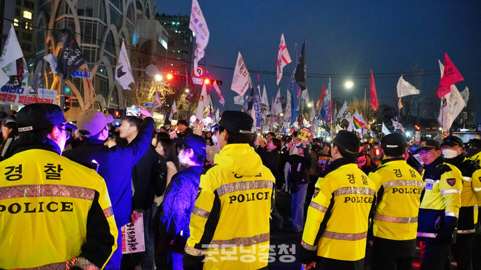 16일 오후 서울 종로 광화문 동십자각 일대에서 '100만 시민 총집중의 날' 집회가 열렸다. 경찰의 통제에 맞춰 헌법재판소 앞으로 행진 중인 시민들.(사진=굿모닝충청 설인호 기자)