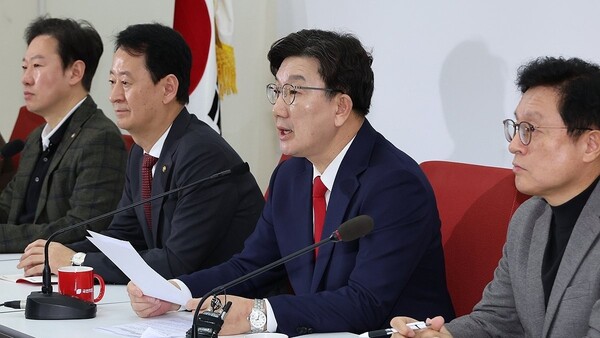 국민의힘 권성동 원내대표가 16일 서울 여의도 국회에서 윤석열 대통령 탄핵 심판과 관련한 당 입장 등 현안 관련 기자간담회를 하고 있다.(사진=연합뉴스)