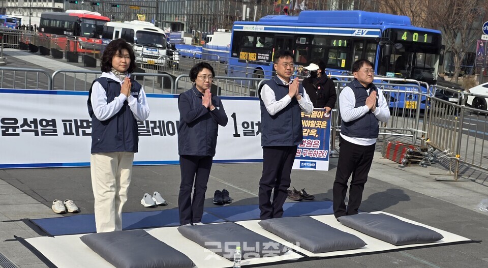 조국혁신당은 17일 '윤석열 파면 촉구 릴레이 1만배'에 돌입했다. 왼쪽부터 강경숙 의원, 김선민 대표 권한대행, 서상범 서울 구로구청장 보궐선거 후보, 차규근 의원. (사진=굿모닝충청 설인호 기자)