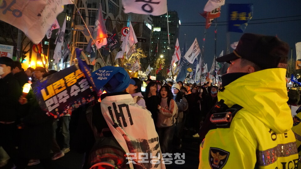 지난 1월 서울청 소속 기동대 경찰 1인당 월평균 초과근무 시간이 무려 113.7시간에 달한 것으로 나타났다. 15일 저녁 여린 탄핵 찬성 집회 후 시민들의 행진을 통제 중인 경찰. (사진=굿모닝충청 설인호 기자)