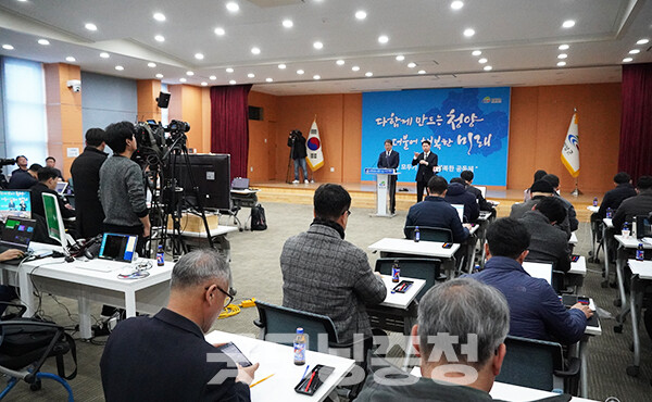 그는 “환경부는 우리가 요청한 7가지 사항에 대한 구체적 대책을 내놓지 않고 사전 협의 없이 협의체 구성을 통한 댐 건설 추진 계획을 발표했다”며 “매우 유감스럽다”고 개탄했다. (사진=굿모닝충청 이종현 기자)