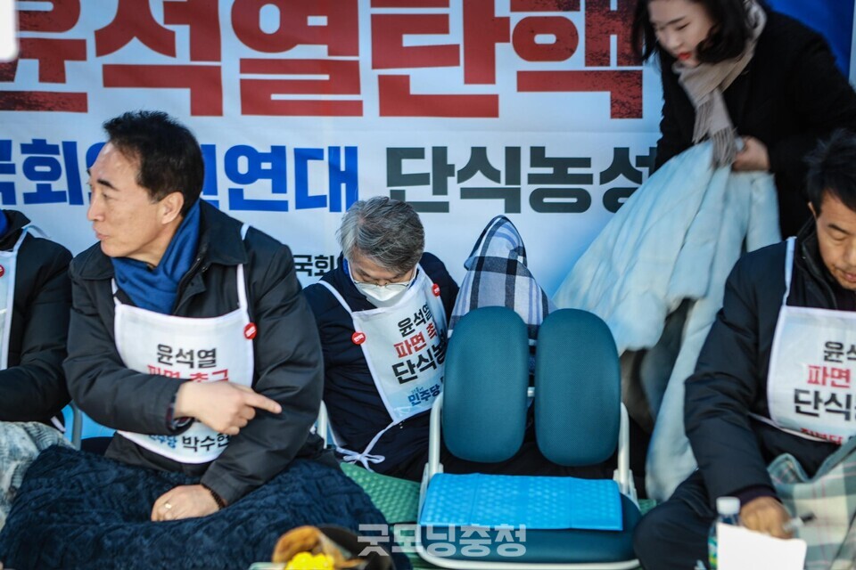 '윤석열탄핵 국회의원 연대' 의원들이 단식 8일차인 18일 정오를 기해 단식을 중단했다. 단식 7일차인 지난 17일 오후 단식농성장. 박수현  의원 뒤로 민형배 의원이 눕고 있다. 민형배 의원은 건강 이상으로 병원으로 이송됐다. (사진=이호 작가)