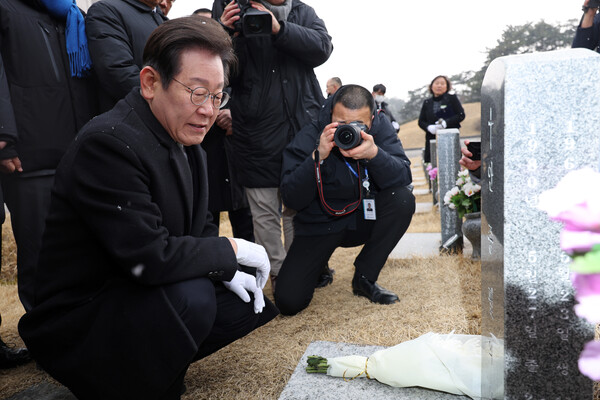 더불어민주당 이재명 대표가 18일 오전 광주 북구 국립5·18민주묘지에서 민주 열사 묘역을 참배하고 있다. (사진=연합뉴스)