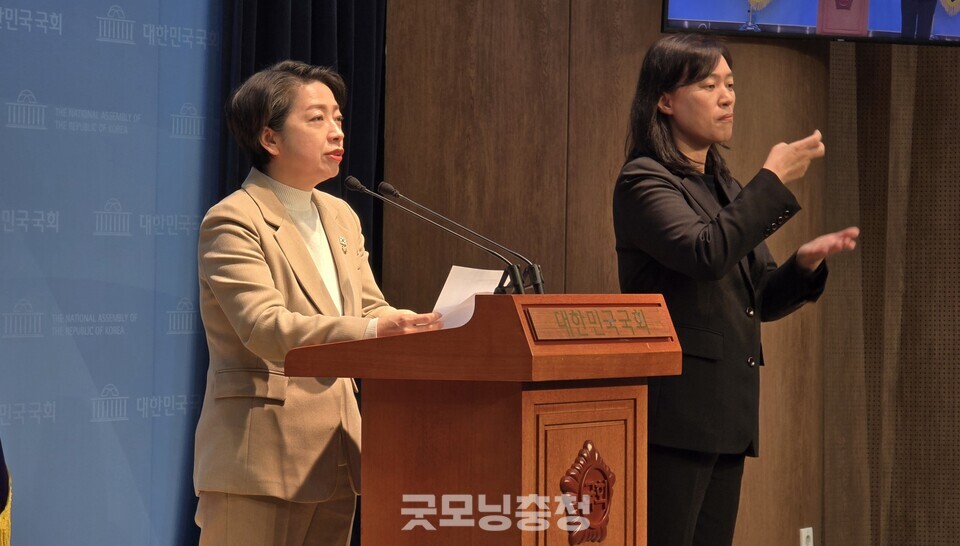 더불어민주당 황정아 대변인 브리핑. 19일 국회 소통관. (사진=굿모닝충청 설인호 기자)