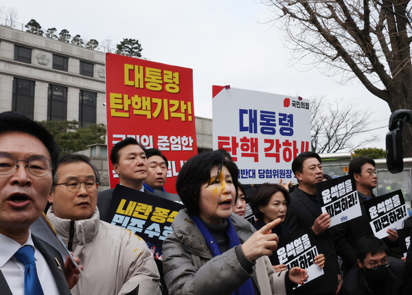더불어민주당 원내부대표단은 20일 오전 서울 종로구 헌법재판소 앞에서 윤석열 대통령 파면 촉구 기자회견을 열었다. 백혜련 의원이 계란을 맞은 채 발언하고 있다. (사진=연합뉴스)