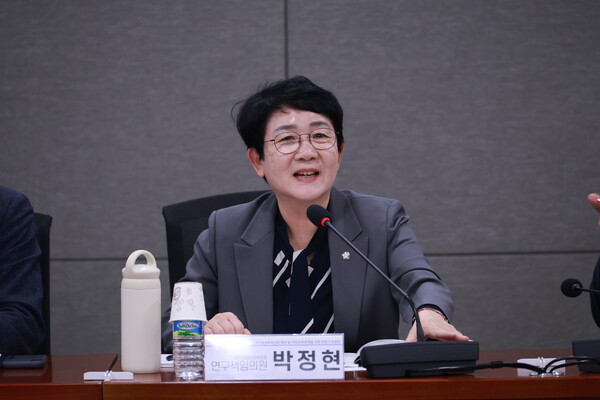 국회 국민총행복정책포럼(대표 윤호중 의원)은 행복실현지방정부협의회와 함께 20일 오전 국회의원회관에서 '국민총행복증진법 제정 토론회'를 개최했다. 더불어민주당 박정현 의원(포럼 연구책임의원)이 발언하고 있다. (사진=의원실) 