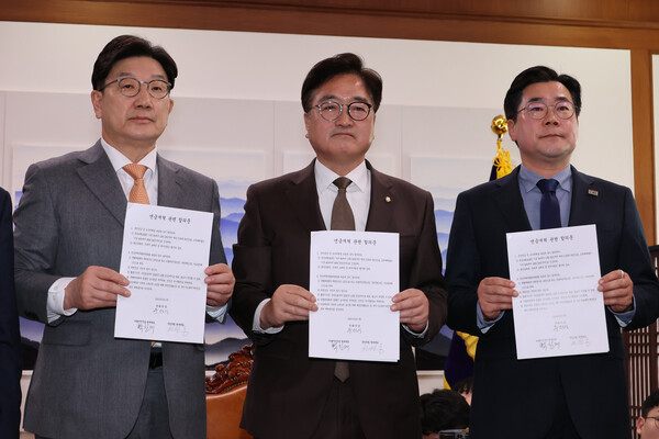 우원식 국회의장과 국민의힘 권성동 원내대표(왼쪽), 더불어민주당 박찬대 원내대표(오른쪽)가 20일 서울 여의도 국회의장실에서 국민연금 개혁안에 합의한 뒤 합의문을 들고 기념촬영 하고 있다. (사진=연합뉴스)
