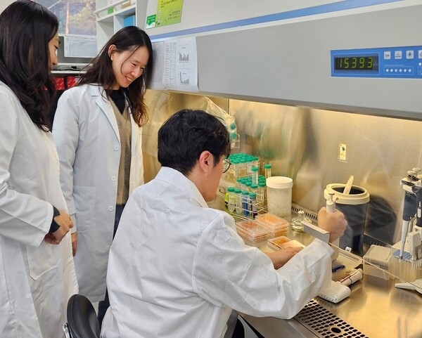 정종현 박사 연구팀이 방사선을 이용하여 개발한 고성능 난분해성 오염물 제거 균주의 성능을 확인하고 있다. 사진=원자력연구원 제공/굿모닝충청 김훈탁 기자