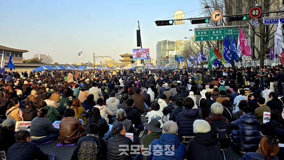 헌법재판소의 윤석열 대통령 탄핵 선고가 늦어지면서 시민들의 분노도 가열되고 있다. 22일 서울 종로 광화문 앞 비상행동 집회에 참석한 시민들. (사진=굿모닝충청 설인호 기자)