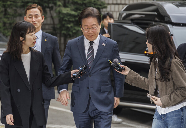 더불어민주당 이재명 대표가 지난 25일 서울 서초구 서울중앙지법에서 열린 '대장동·위례·백현동·성남FC 사건' 1심 공판에 출석중에 취재진의 질문을 받고 있다. (사진=연합뉴스)