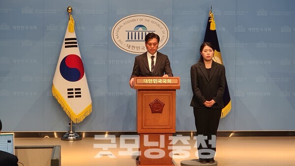 26일 오후 4시 50분 국회 소통관에서 이재명 더불어민주당 대표의 공직선거법 항소심 재판에 대해 브리핑하고 있는 조승래 민주당 수석대변인의 모습.(사진=굿모닝충청 조하준 기자)