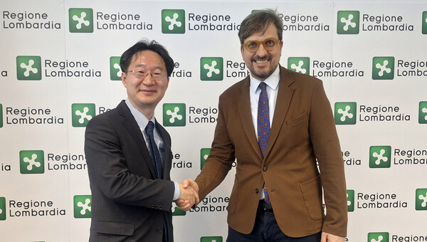 연구개발특구진흥재단 정희권 이사장(왼쪽)과 이탈리아 롬바르디아주 귀도 귀데시 경제개발부 장관이 지난 25일 이탈리아 밀라노에서 기술사업화 협력 방안을 논의한 뒤 기념촬영을 하고 있다. 사진=특구재단 제공/굿모닝충청 김훈탁 기자