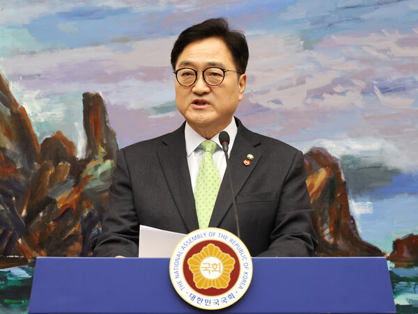 우원식 국회의장이 지난 27일 국회에서 헌법재판소의 대통령 탄핵심판 선고 지체 상황 등과 관련한 담화문을 발표하고 있다.(사진=연합뉴스)