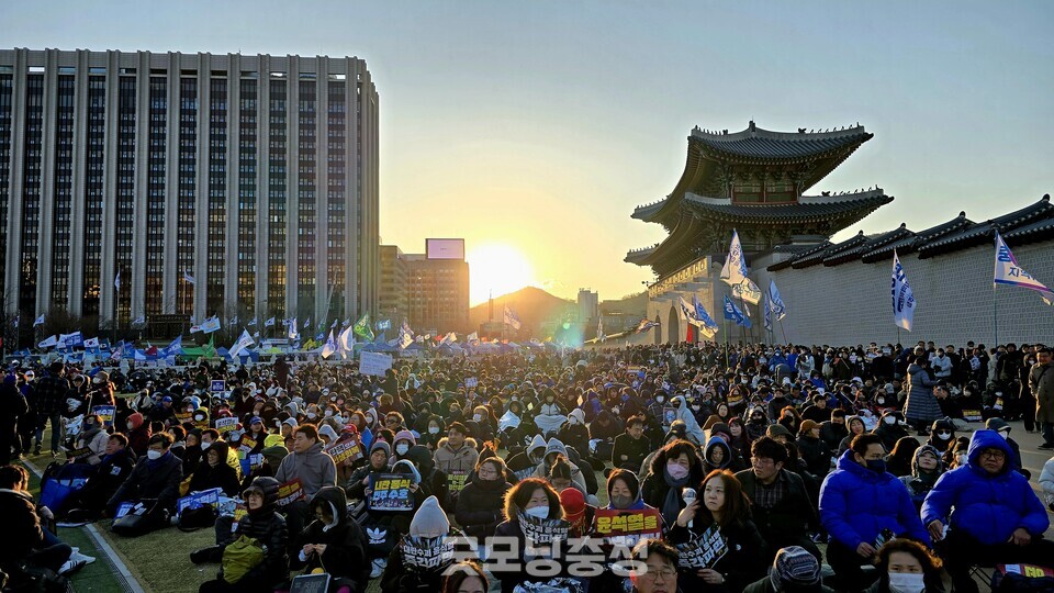 29일 오후 서울 종로 광화문 앞에서 개최된 윤석열 탄핵촉구 집회에 참석한 시민들. (사진=굿모닝충청 설인호 기자)