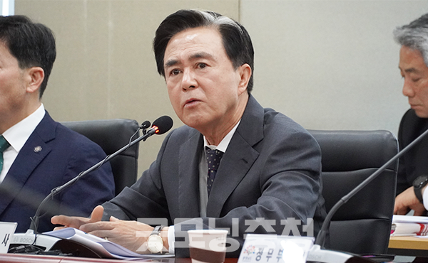 김태흠 충남지사는 31일 ”옷으로 표현하면 상의는 두꺼운 겨울 옷을 입고 있는데 하의는 반바지를 입은 것 아니냐“며 ”완전 모순“이라고 말했다. (사진=굿모닝충청 이종현 기자)