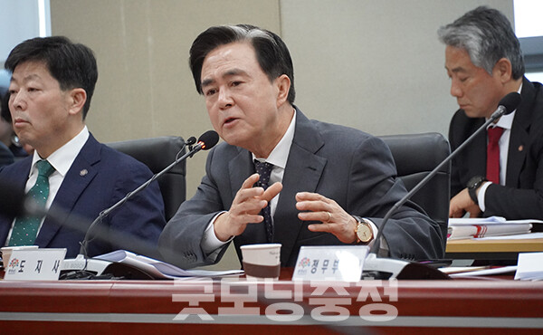 김태흠 충남지사가 사업 추진 시 우선순위에 대한 고민이 부족했다며 실국장들을 질타했다. (사진=굿모닝충청 이종현 기자)