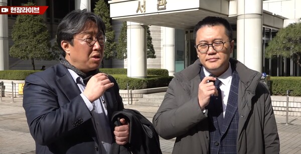 3월 31일 윤석열 대통령 명예훼손 사건 재판으로 서울중앙지법에 출석한 리포액트 허재현 기자(오른쪽)와 그를 인터뷰하고 있는 시민언론 뉴탐사 박대용 기자(왼쪽)의 모습.(사진 출처=리포액트)