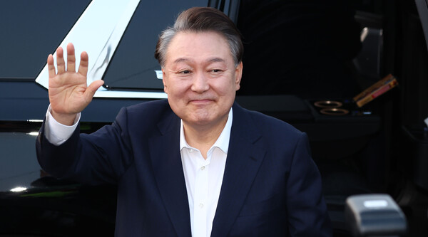 8일 서울구치소에서 석방된 후 지지자들에게 손을 흔드는 윤석열 대통령의 모습.(사진=연합뉴스)