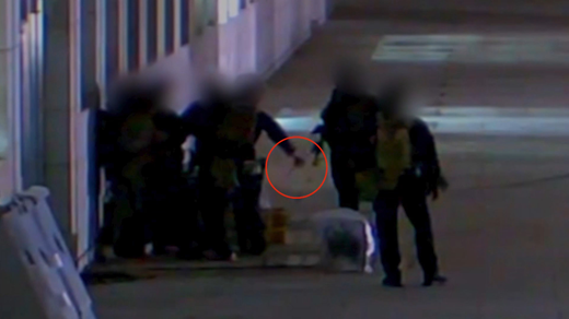 작년 12월 3일 뉴스토마토 기자를 상대로 포박을 시도했던 계엄군의 모습.(사진=뉴스토마토)