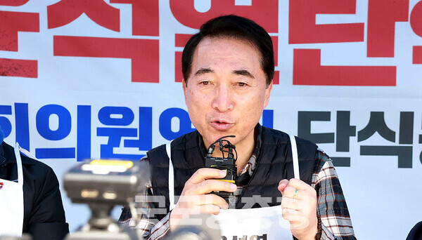 더불어민주당 박수현 국회의원(충남공주·부여·청양)은 3일 "조기 대선이 치러진다면 민주당이 압승할 거라고 하는 것은 굉장히 교만한 태도"라며 "어떻게 하면 우리가 대한민국의 미래를 가지고 국민께 선택을 받을 수 있는가, 지금부터 시작이라고 봐야 한다"고 말했다. (페이스북 자료사진/ 굿모닝충청=김갑수 기자)