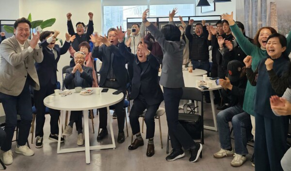 더불어민주당 대전 동구 지역위원회에서 함께 방송을 지켜보던 관계자들이 헌법재판소의 탄핵 인용 결정에 환호하고 있다.(사진:장철민 의원실 제공)