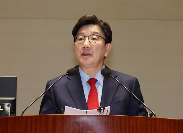 국민의힘 권성동 원내대표가 4일, 헌재의 윤석열 전 대통령 탄핵 인용 선고 후 열린 긴급 의원총회에서 발언하고 있다.(사진:연합뉴스)