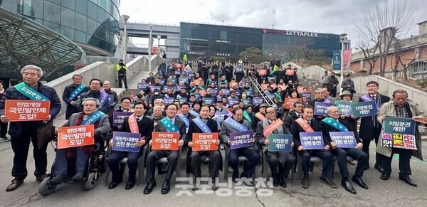 지난달 5일 서울역과장에서 열린 '헝법개정 범국민 결의대회' 모습. 사진=개헌행동/굿모닝충청 김종혁 기자