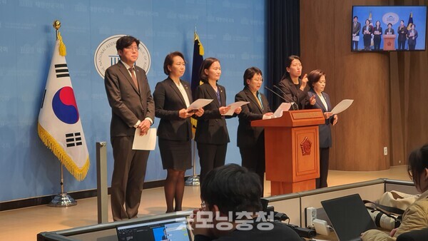 8일 오후 1시 40분 국회 소통관에서 기자회견을 열고 한덕수 국무총리 2차 탄핵을 촉구하고 나선 조국혁신당 의원들의 모습.(사진=굿모닝충청 조하준 기자)