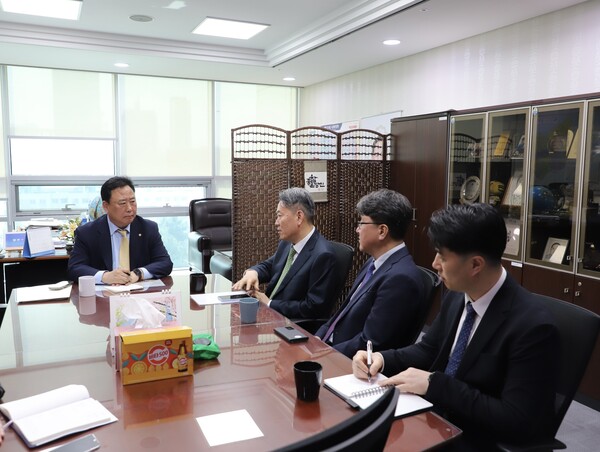 더불어민주당 어기구 의원은 8일 현대제철 서강현 사장과 면담을 갖고 철강업계 현안 이슈 및 지역 상생 방안에 대해 논의했다고 밝혔다. (사진=의원실)