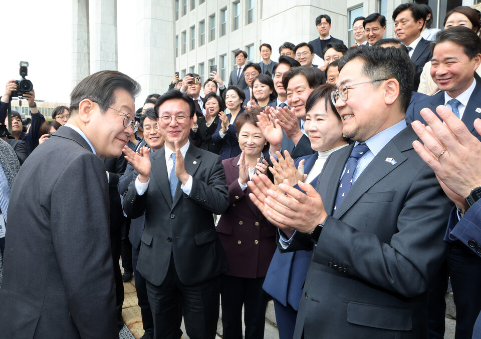 당대표직을 사퇴한 더불어민주당 이재명 대표가 9일 서울 여의도 국회에서 최고위원회의를 마친 후 의원들과 당원들의 박수를 받고 있다. (사진=연합뉴스)