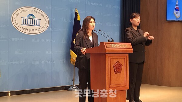 9일 오전 11시 30분 국회 소통관에서 기자회견을 열고 심우정 검찰총장의 딸 심민경 씨의 외교부 특혜 채용 의혹에 대해 브리핑하고 있는 강유정 민주당 원내대변인의 모습.(사진=굿모닝충청 조하준 기자)