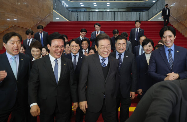 더불어민주당 이재명 대표가 9일 오전 국회에서 열린 최고위원회에서 사퇴를 표명한 후 의원들의 배웅을 받으며 국회를 나서고 있다. (사진=연합뉴스)