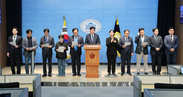 9일 오후 한덕수, 최상목, 심우정 3인의 탄핵소추를 주장하고 나선 더민초 소속 의원들의 모습.(사진=연합뉴스)